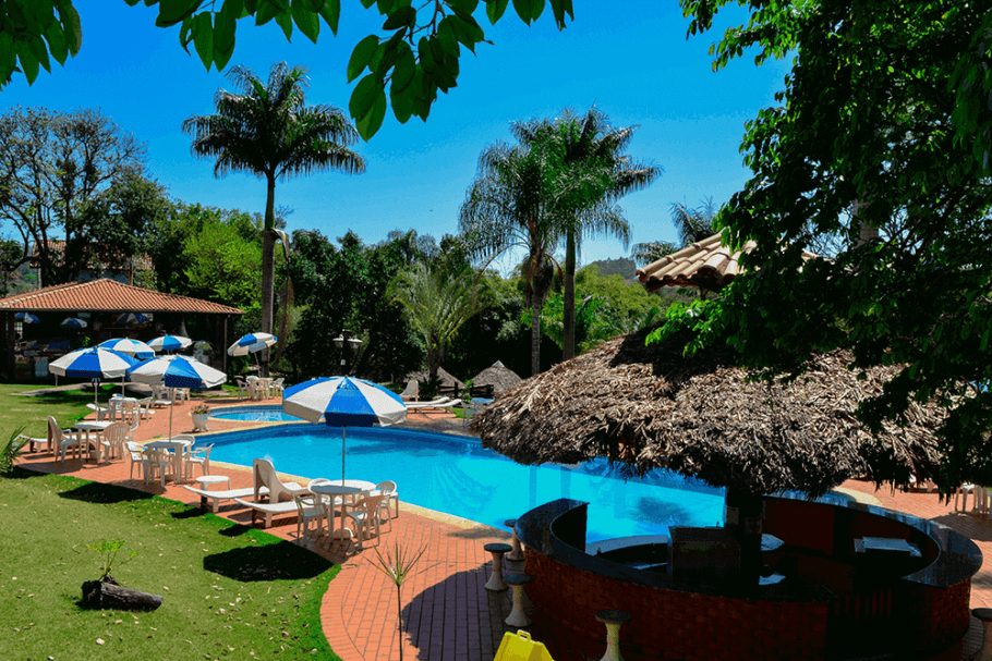 Área da piscina do Hotel Fazenda Floresta do Lago