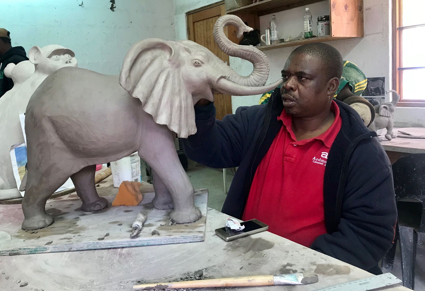 Artista finaliza escultura na Ardmore, ateliê sul-africano de arte em cerâmica