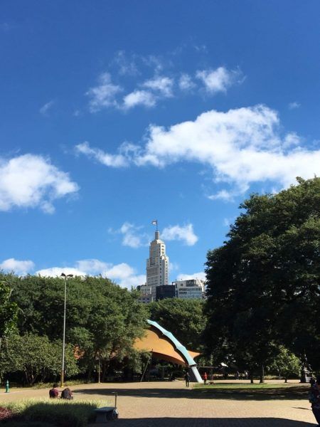 Do pátio do Catavento Cultural, vista para outro ícone turístico de São Paulo: o antigo prédio do Banespa, hoje, Farol Santander