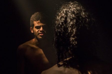 Desde 2013 em circulação, a peça d’A Inacabada Cia. tem direção e dramaturgia cênica de Rafael Guerche e discute questões ligadas ao universo gay. (Foto: Wellington Luz)