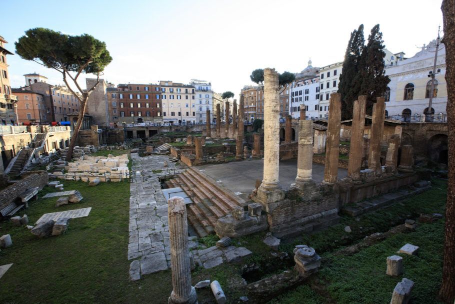 Local abriga ruínas de quatro templos romanos e os restos do Teatro de Pompeu