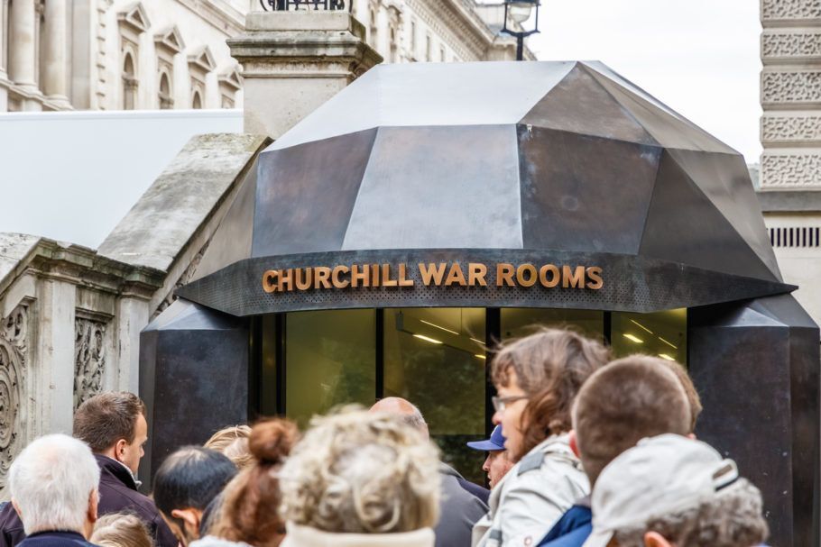 Turistas aguardam para vistar o banker de guerra de Churchill