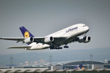 A companhia aérea alemã  Lufthansa oferece voos para 18 cidades na Alemanha e 197 outros destinos internacionais