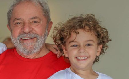 Lula e o neto, Artur, que faleceu nesta sexta, 1, em decorrência de meningite meningocócica