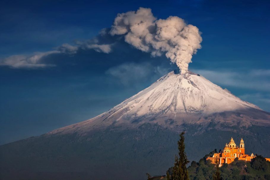 Vista do vulcão Popocatépetl, com a igreja de Puebla em destaque