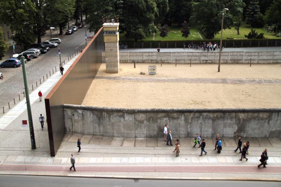Exemplo de como o muro dividia Berlim