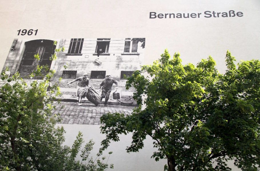 Painéis relembram as fugas durante os primeiros dias, na Bernauer Strasse, na capital da Alemanha