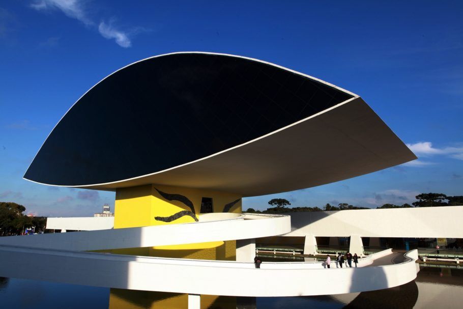 Museu Oscar Niemeyer, um dos cartões-postais de Curitiba; destino tem passagens aéreas em promoção