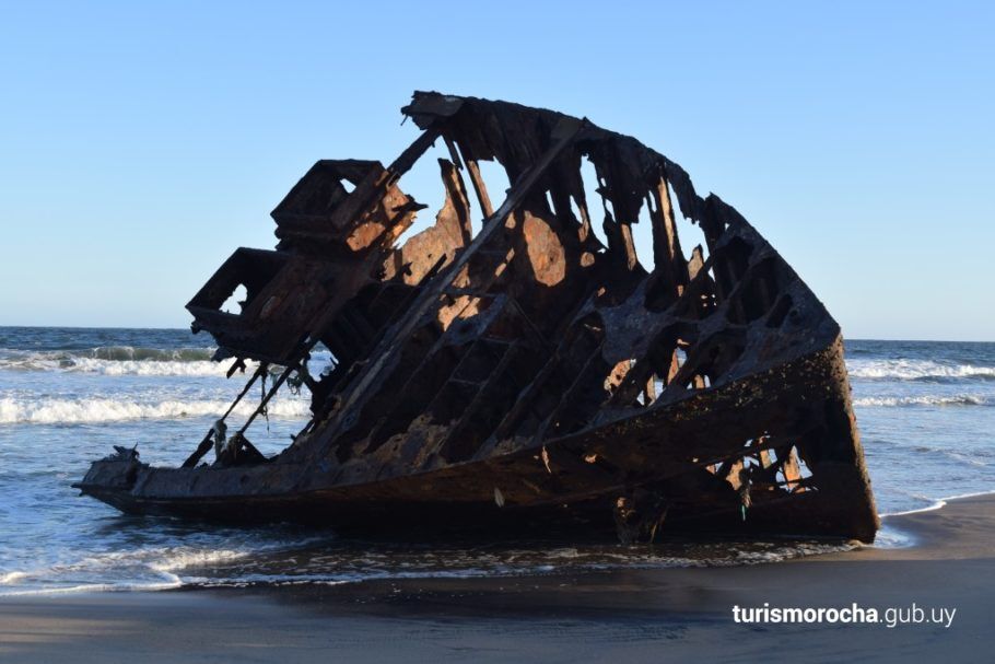 Destroços do navio de pesca “Cathay VIII”, encalhado desde 1971