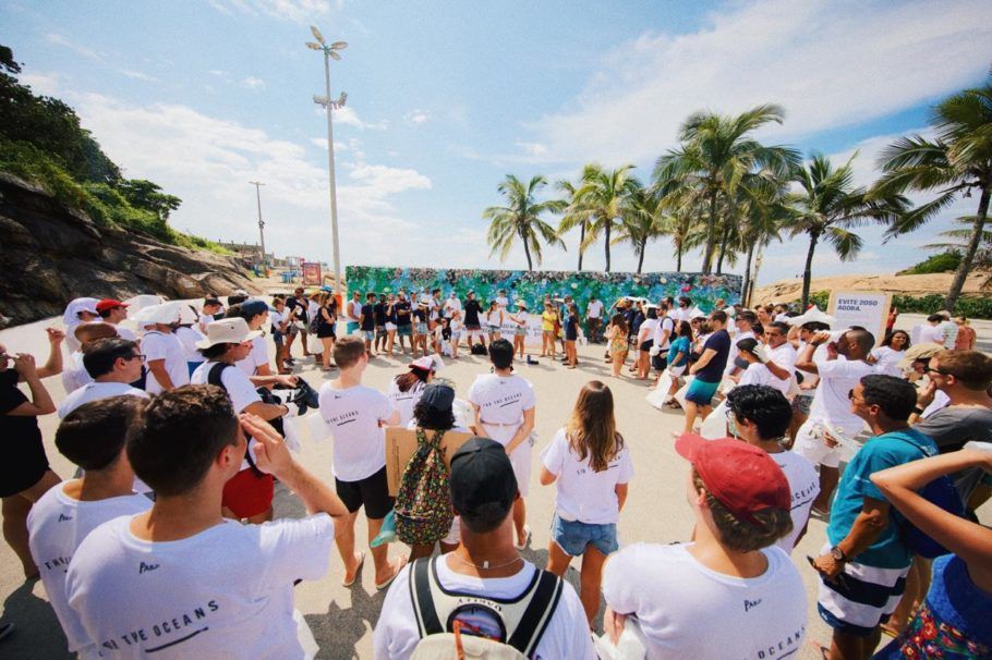 O mutirão no Rio reuniu cerca de 150 banhistas voluntários