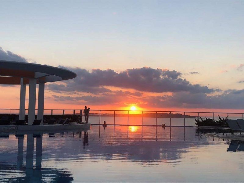 Pôr do sol da piscina do Hotel Enjoy, em frente à Praia Mansa