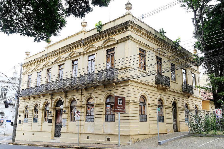 O Conde do Pinhal, construído em 1893 e hoje abriga a Secretária da Educação
