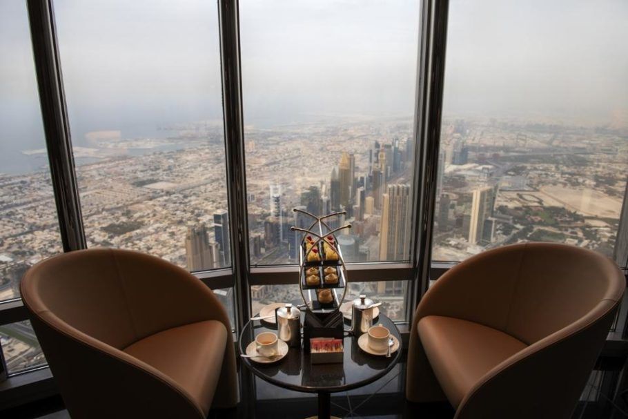 The Lounge fica a 545 metros de altura e ocupa três andares Burj Khalifa, o prédio mais alto do mundo, que fica em Dubai
