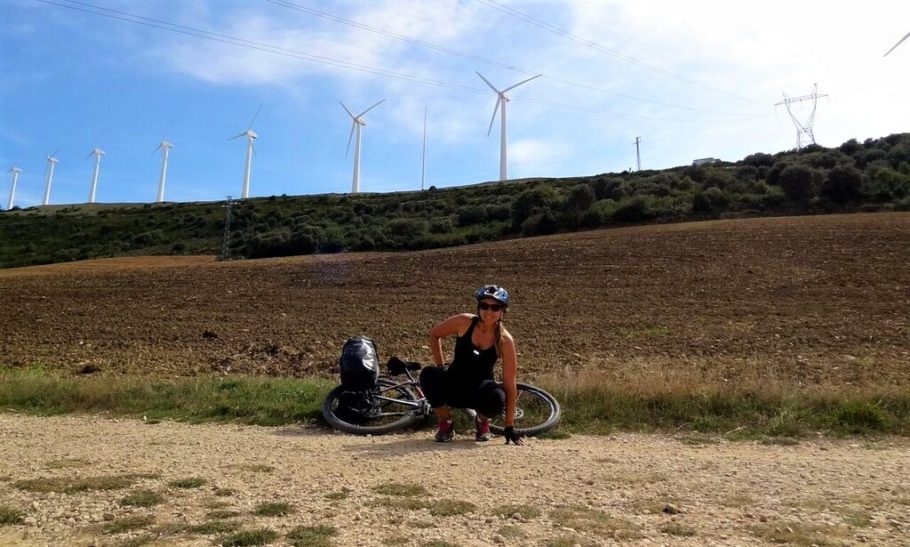 Gilsimara Caresia @GirlsGo já visitou 90 países. Foto durante os 1000 km de bicicleta sozinha na Europa.