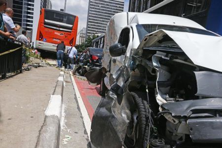 Carro envolvido em acidente de trânsito na avenida Paulista, região central de São Paulo