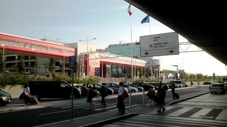 Uma das saídas do aeroporto de Fiumicino, em Roma