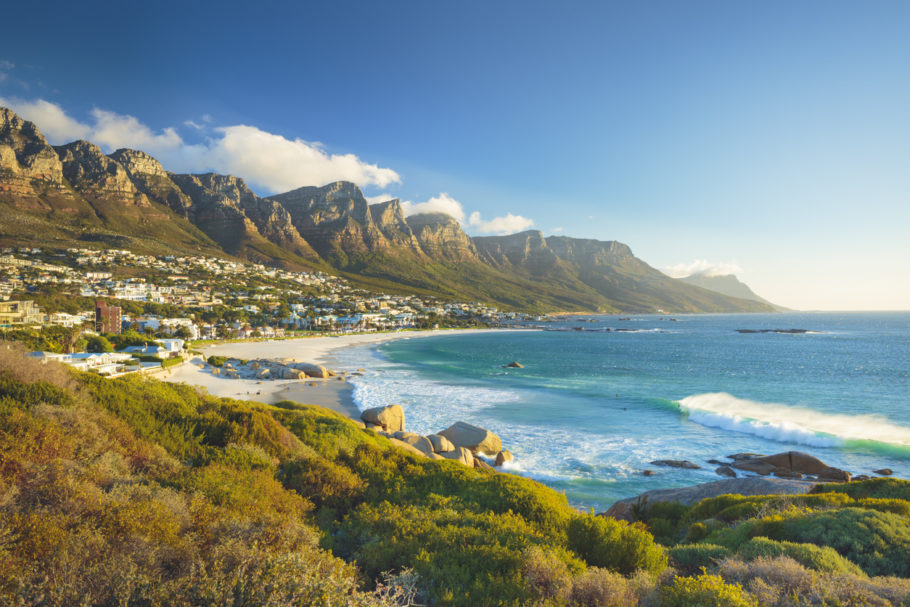 Vista das montanhas dos Doze Apóstolos, na Cidade do Cabo; South African tem passagens em promoção para o destino