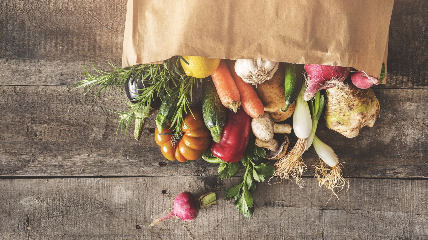 Evite alimentos processados e fritos, geralmente carregados de sódio e açúcar, que ajudam aumentar o nível de colesterol – seb_ra/istock