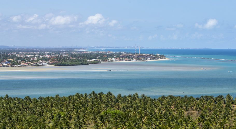 Barra de São Miguel, em Alagoas, um paraíso com lagoa, rio e mar, tudo cercado por palmeiras e coqueirais
