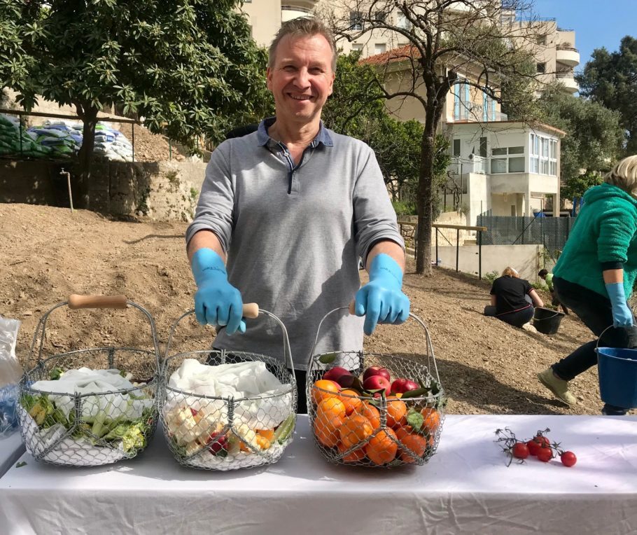 Benoît Witz, chef do restaurante estrelado Le Vistamar, em Mônaco, põe a mão na terra pra criar um veggie garden