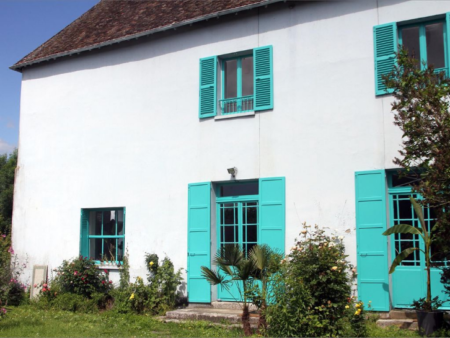 Fachada da casa onde o pintor francês Claude Monet morou em Giverny, na França