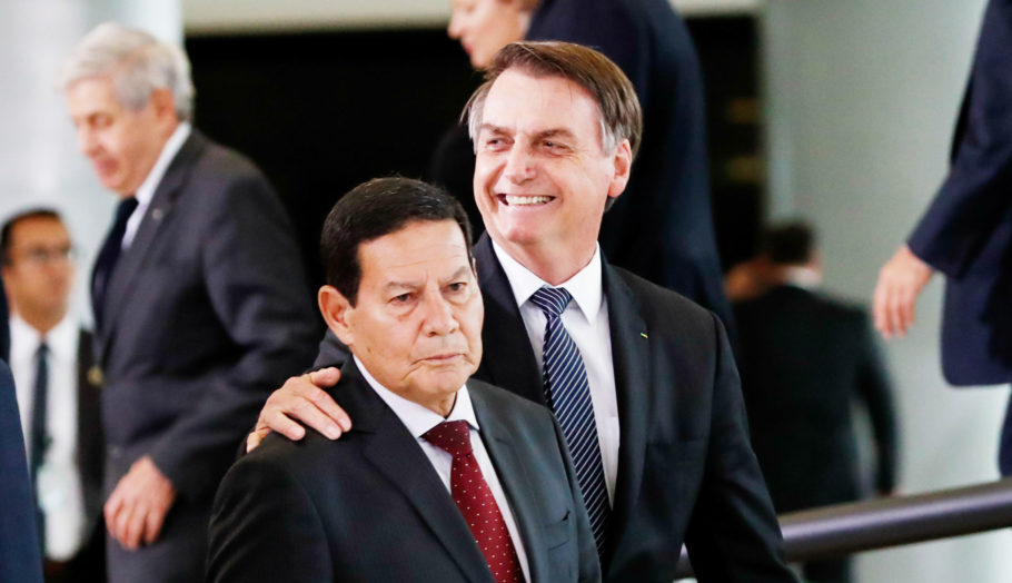 Bolsonaro e o vice-presidente Hamilton Mourão em cerimônia no Palácio do Planalto