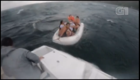 Família com bebê é resgatada à deriva após naufrágio em Ilhabela (SP)