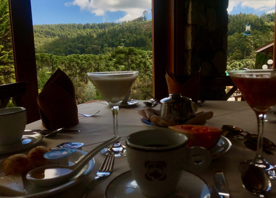 Café da manhã cheio de gostosuras fica de cara para a natureza em Monte Verde (MG)