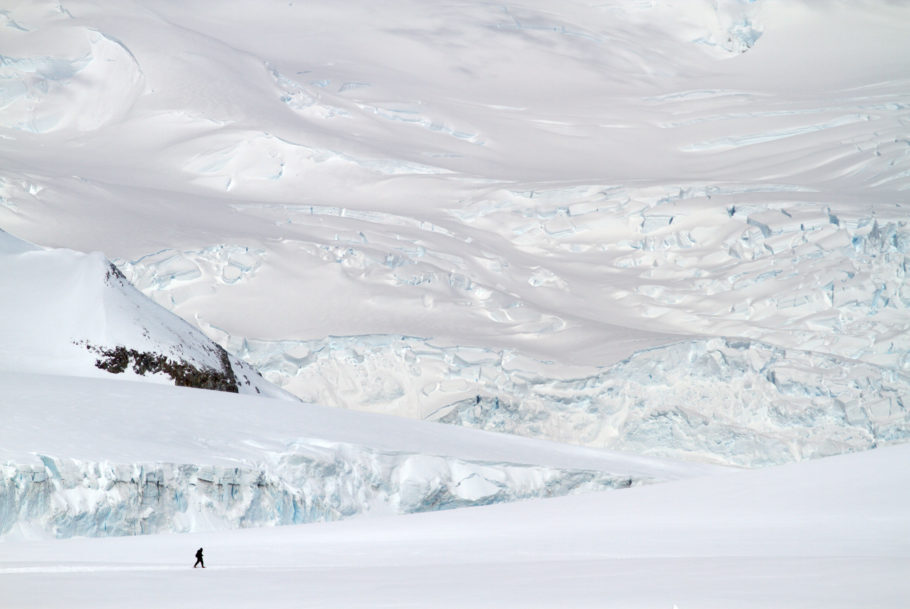 Caminhadas guiadas são algumas das atividades que podem ser feitas em Moon Island, na península Antártica