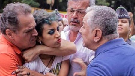 Carlos Bolsonaro afirma que mulher imobilizada por homens em protesto queria matar e estava armada
