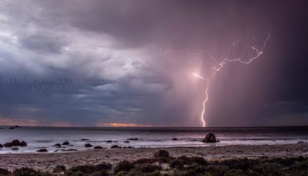 Tempestade de raios na costa oeste da África do Sul