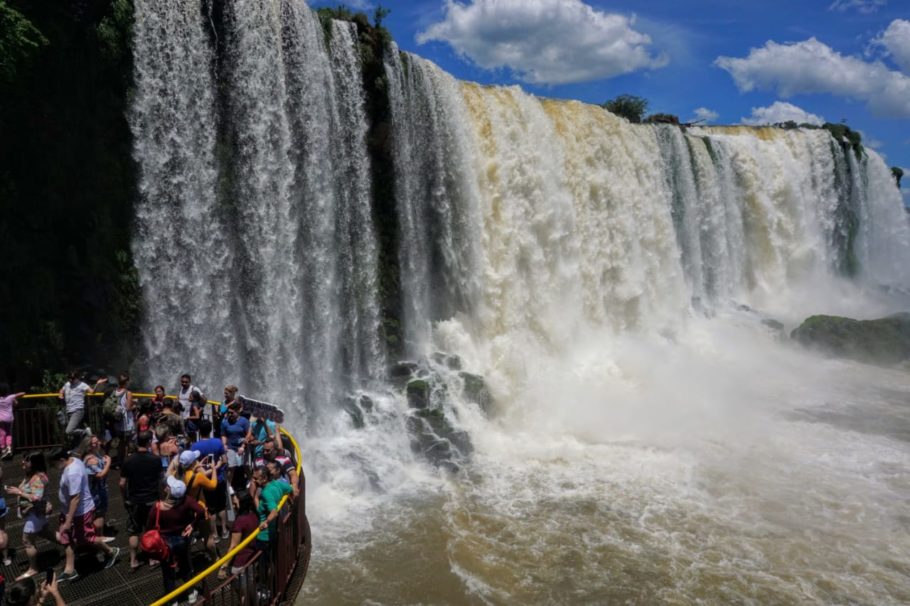  Turistas observam as Cataratas do Iguaçu