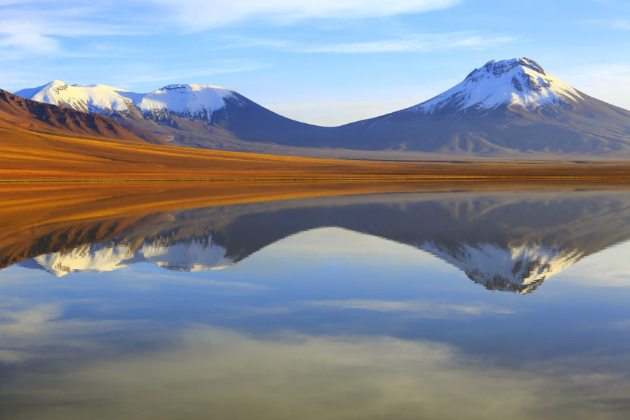 Vista da Laguna Lejia, com o vulcão Lascar ao fundo, em San Pedro de Atacama, no Chile