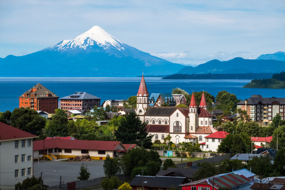 Vista da cidade de Puerto Varas com o vulcão Osorno ao fundo
