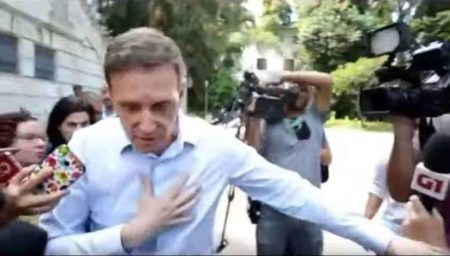 Prefeito do Rio., Marcelo Crivella, empurra microfone de repórter da TV Globo