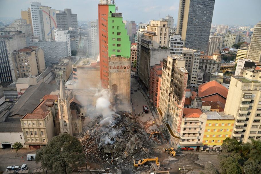 Destroços do prédio que desabou após incêndio no Largo do Paissandu
