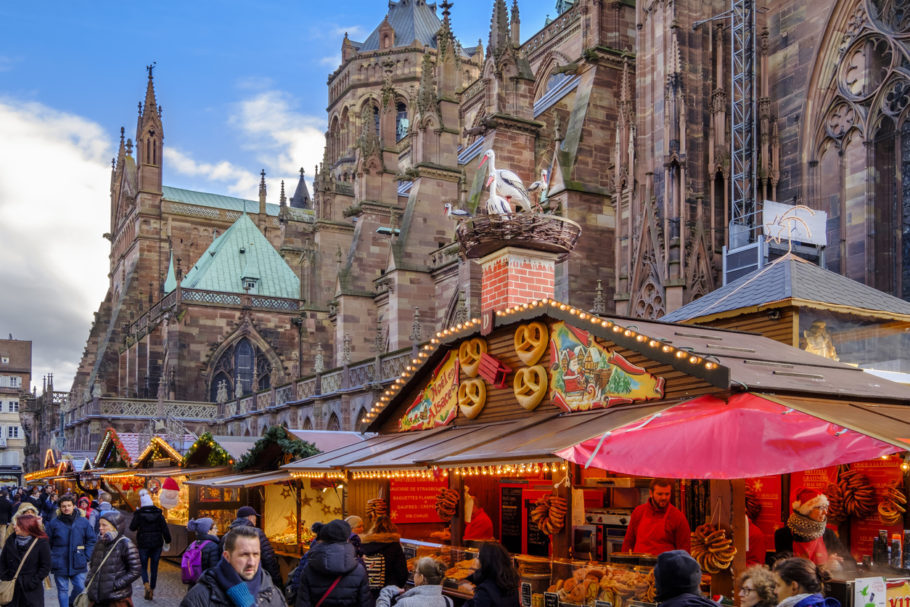 Tradicional Mercado de Natal ao lado da igreja Notre-Dame de Estrasburgo