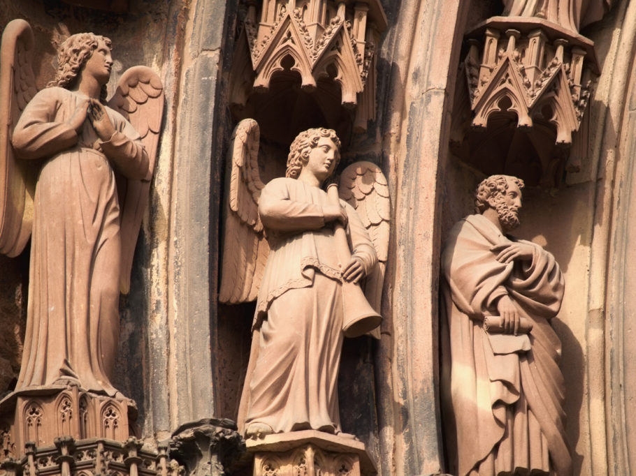 Detalhes das esculturas do lado exterior da Notre-Dame de Estrasburgo