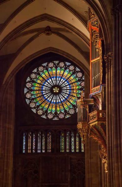 Os vitrais datam dos séculos 12 e 14 formam uma vista particularmente encantadora