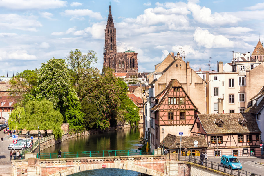Vista da cidade de Estrasburgo com a ingreja Notre-Dame ao alto