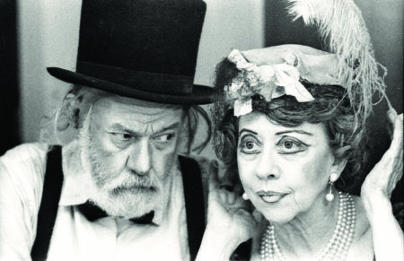 Teatro: os atores Fernando Torres e Fernanda Montenegro em cena da peça “Dias Felizes” (1995), dirigida por Jacqueline Laurence. (Divulgação) (Foto: Lenise Pinheiro/Folhapress)