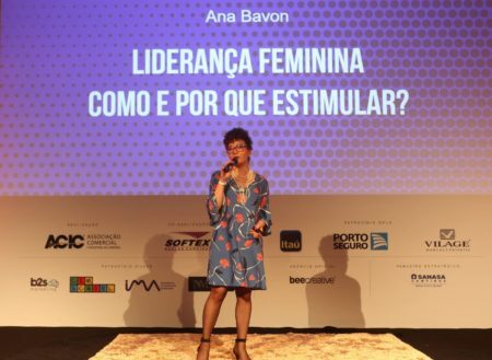 Ana Bavon durante palestra sobre liderança feminina