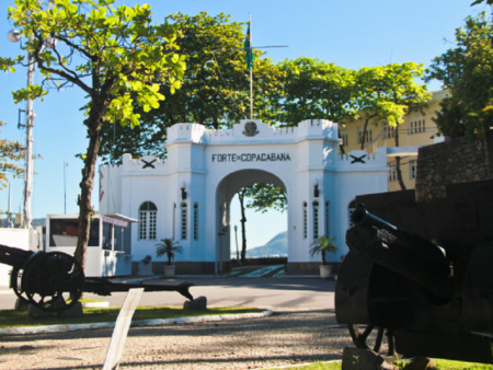 Um dos cartões postais do Rio, o Forte de Copacabana abriga museu com exposições, fortificação e cafés