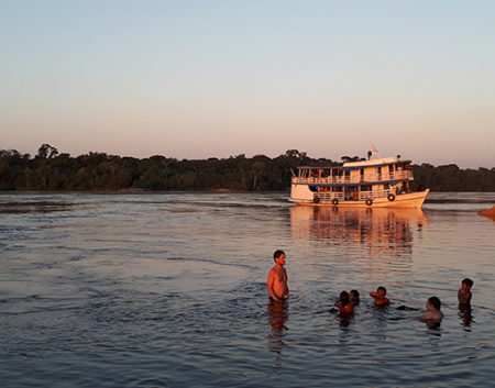 Visitantes e locais tomando banho de rio na Amazônia