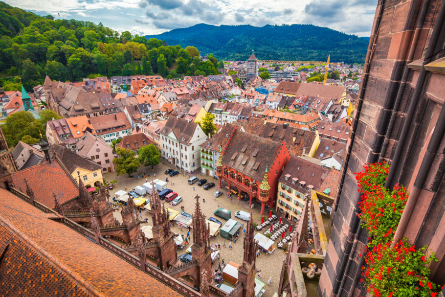 Vista panorâmica da cidade histórica de Freiburg im Breisgau, no estado de Baden-Wurttemberg