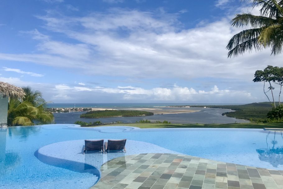 Piscina do Gugaporanga hotel fica no alto da praia do Gunga e de Barra de São Miguel, em Alagoas