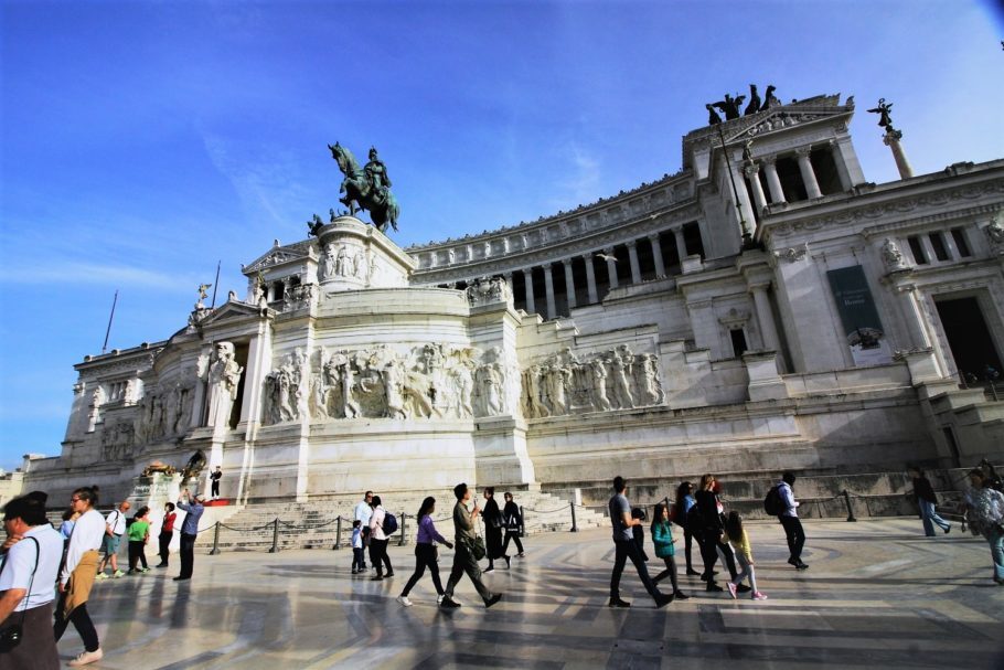 Monumento Nazionale a Vittorio Emanuele II, um dos edifícios mais chamativos de toda cidade e é um símbolo da Itália unificada