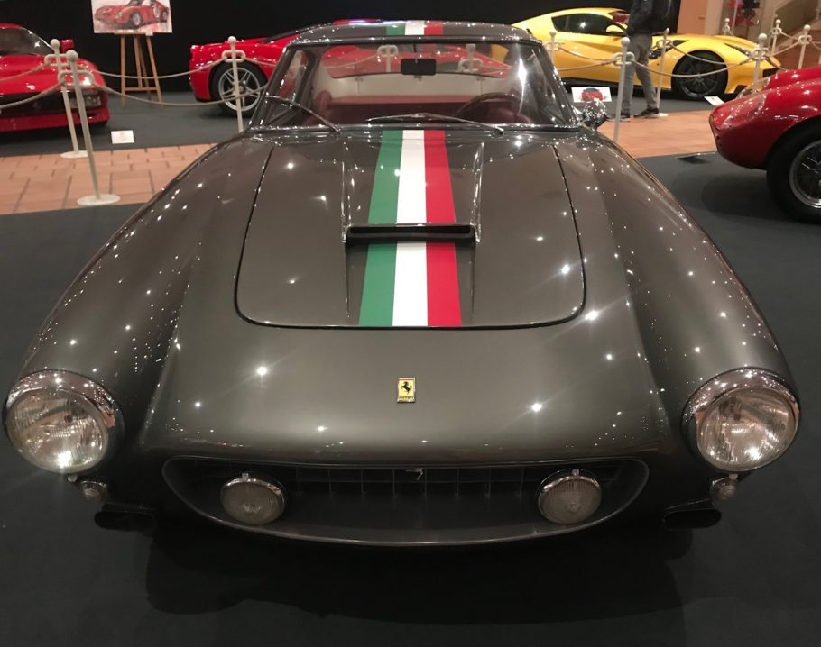 Museu de carros antigos de Mônaco recebeu exposição de Ferraris raras