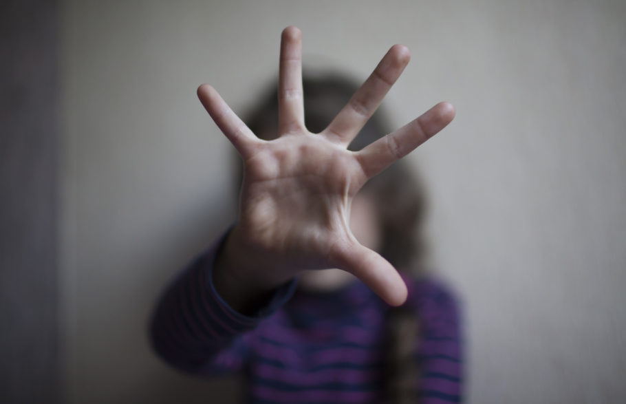 Garota de 13 anos pede ajuda pelas redes sociais após ser estuprada pelo pai
