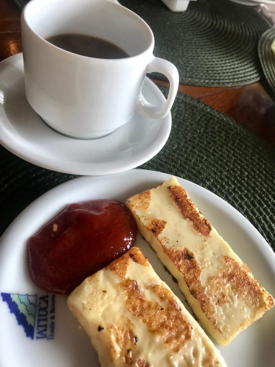 Café da manhã do resort inclui itens regionais, como tapiocas e queijo coalho